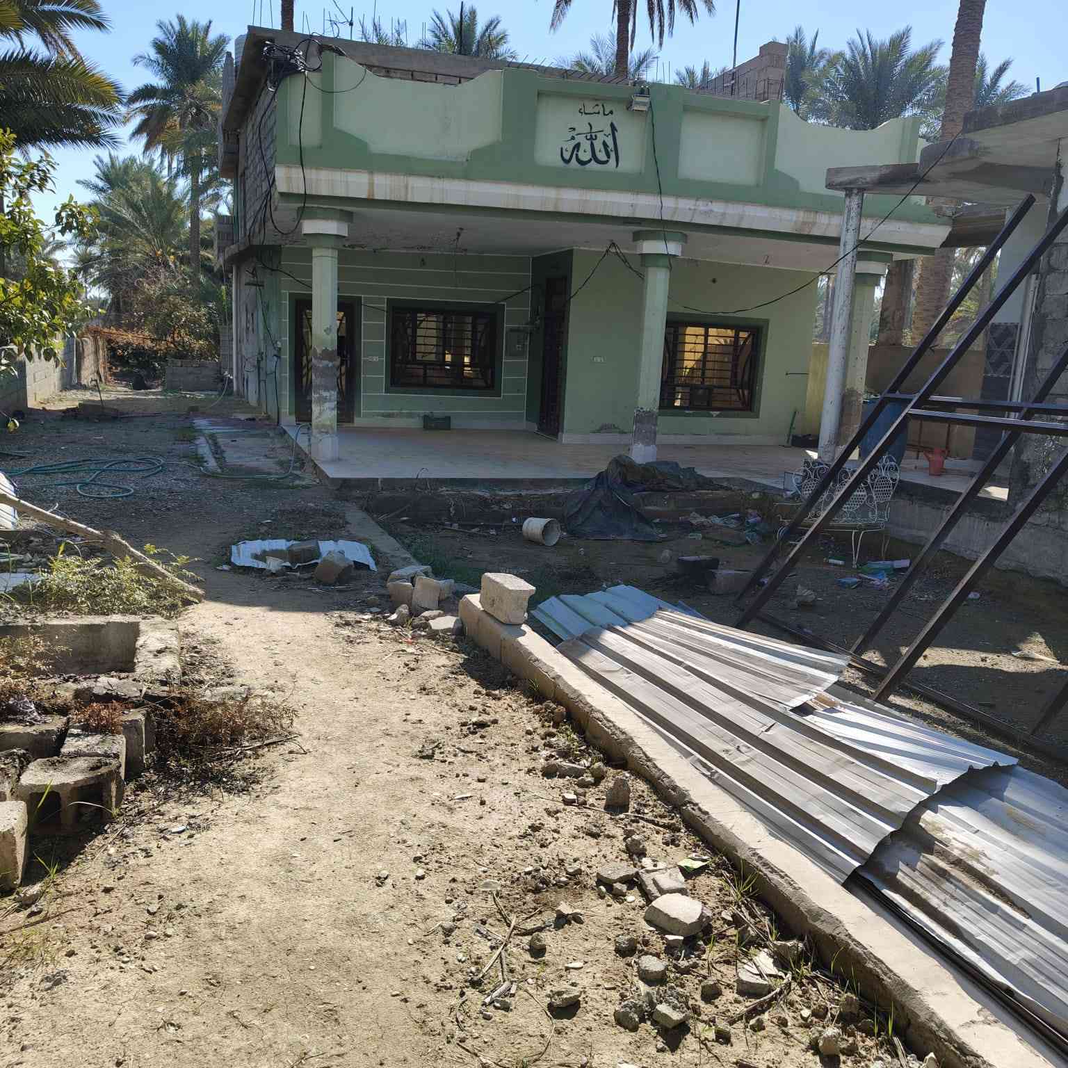 دار( للبيع  مع بستان المساحه دونم) في ناحيه سنسل قريه القلعه الثانيه 
يتكون من غرف عدد 4 + صاله + مطبخ + ستقبال + حديق ما مزروعه + كراج كبير 
للتواصل على الرقم  ‏‪0774 832 2571‬‏
مكلف بالنشر
