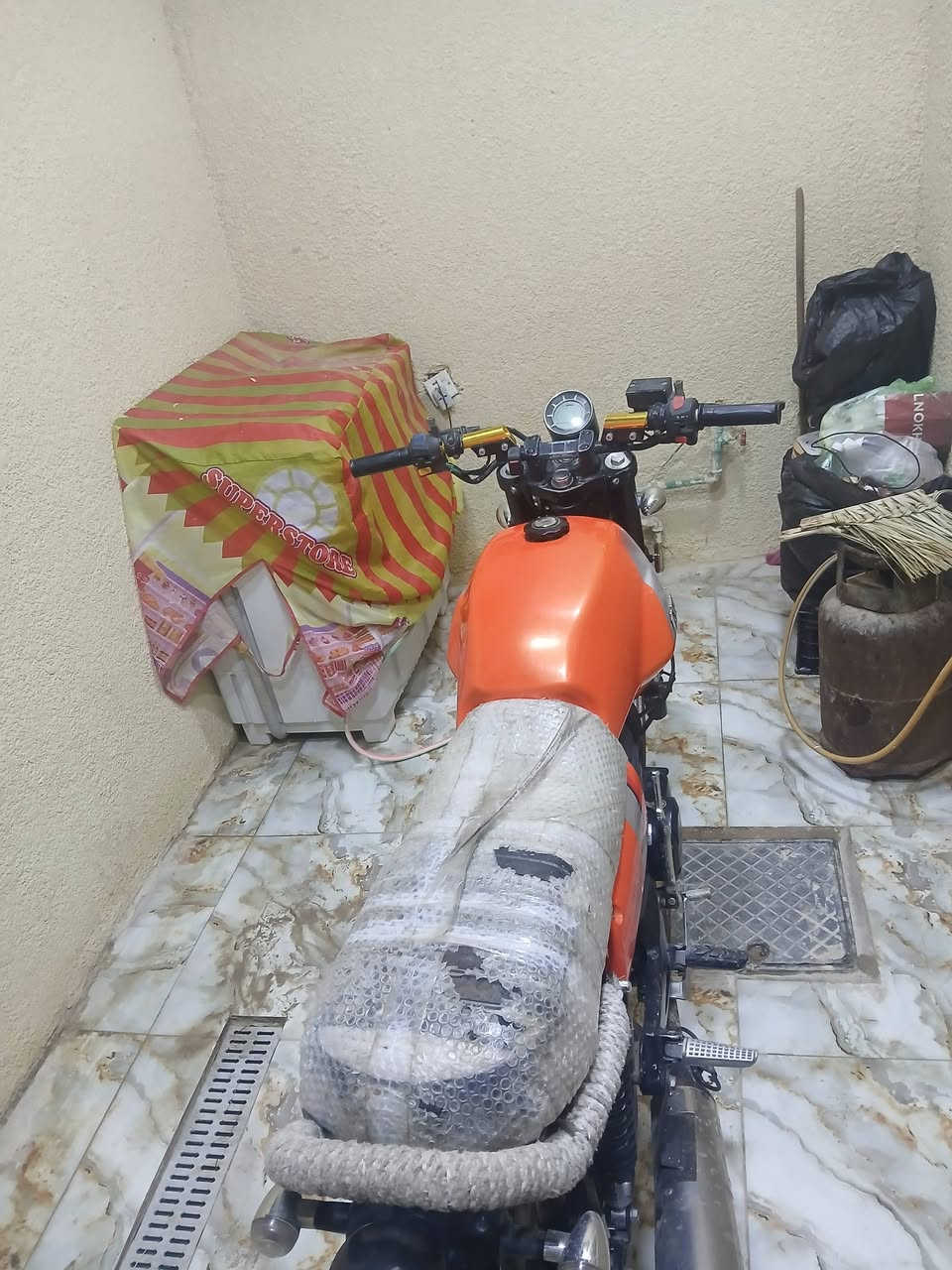 سلام عليكم دراجة لايتي للبيع موديل ٢١ طالعة ب ٢٢ أوراق اصولي شرط الترقيم مكينة ممفتوحة كهربائيات كله شغالة مكاني كربلاء  للاستفسار اتصل على الرقم التالي  *********** واتساب.                 ***********
