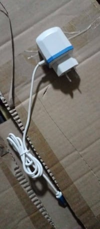 ورحمه الله وبركاته  عندي شاحنه منفذ كلكسي وبيه منفذين USB  الكارتون 4 ...