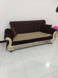 نصف تخم ٥ مقاعد • قنفة ٣ مقاعد • ٤ كوشات