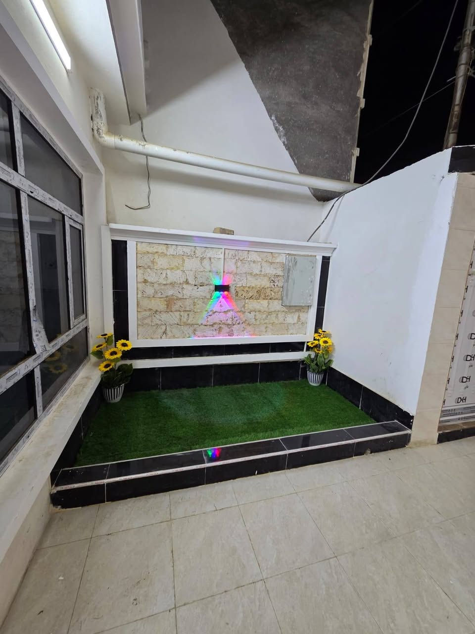 للبيع بيت بل تدبير المساحه ١٥٠ يحتوي علا ٤ نوم وصاله ومطبخ صحيات بيت جديد هاتم ***********.                                                                              *********** ابو يزن للعقار الطارميه
