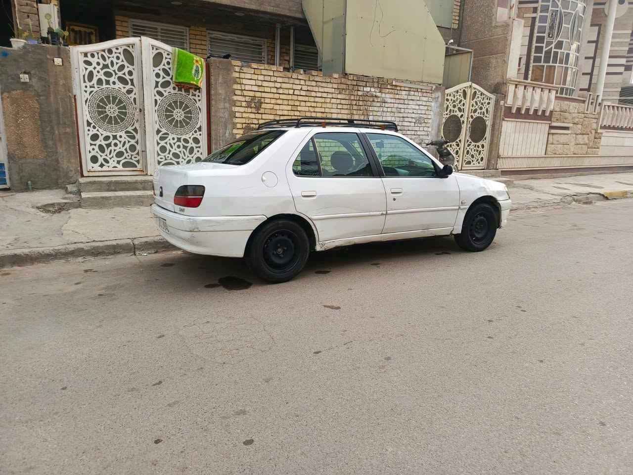 السلام عليكم سيارة بيجو موديل 2002 للبيع رقمها انكليزي سنويتها مجددة 5 سنوات كير ومكينة تايرات وصدر جديد وكشرها هل تشوفونة سعرها 42 ورقة وبيها مجال مكاني بغداد الحرية الدولعي شارع الغاز *********** الشراي يتصل
