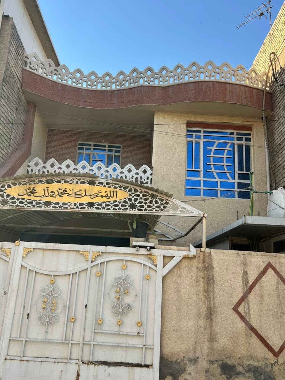 السلام عليكم
بيت للبيع
المساحه( 105)متر
الوجهة(7)
النزال(15)
متكون من 3غرف نوم واستقبال ومطبخين حراري وبارد وكراج ومغاسل خارجيه وداخليه عنوان بغداد
بغداد الجديدة قرب مدرسه حمورابي العلياء 
الاستفسار عبر الرقم ***********
