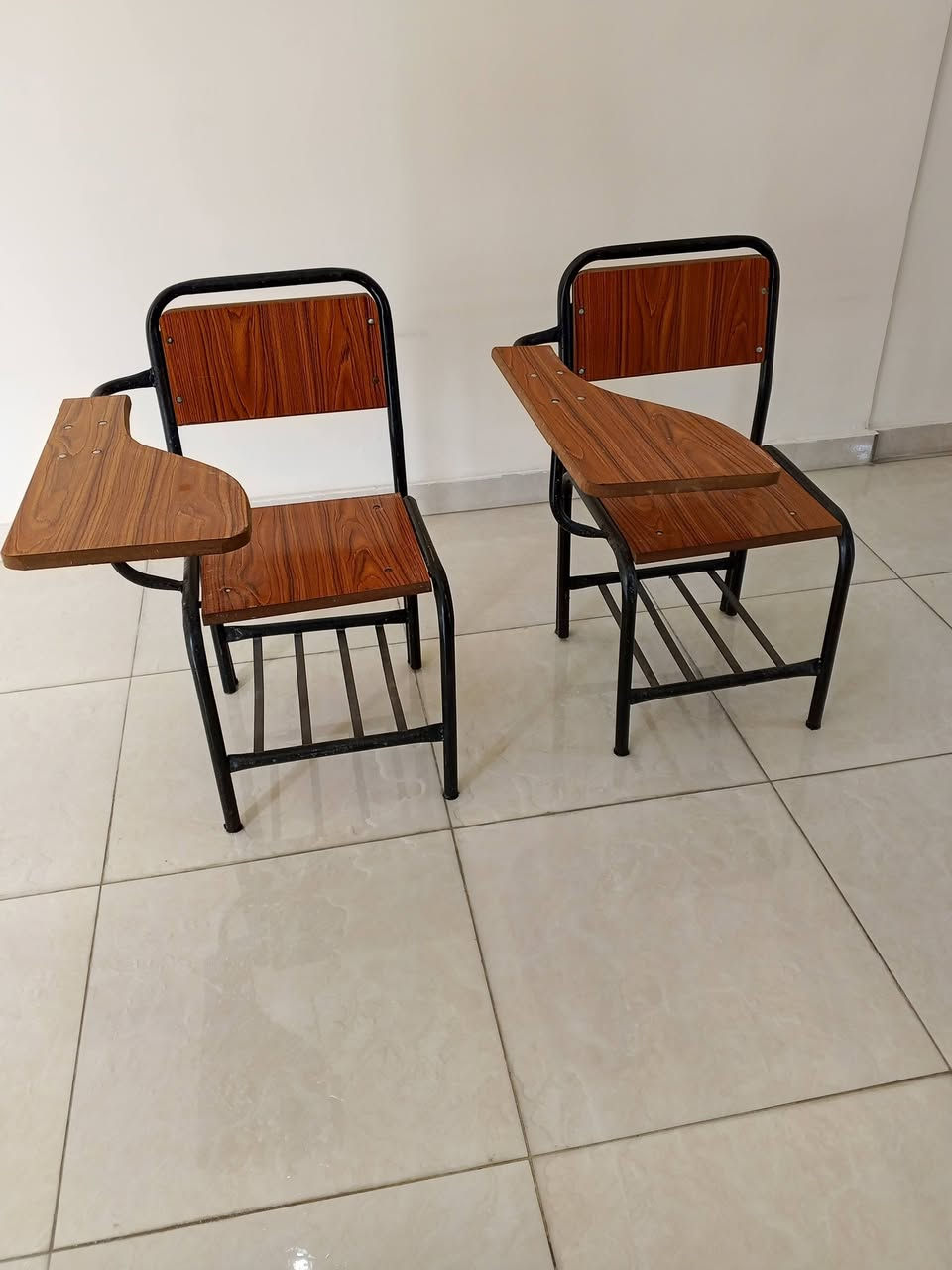 للبيع كراسي جامعية جديد العدد 30 كرسي سعر الواحد 20الف للاتصال ***********
