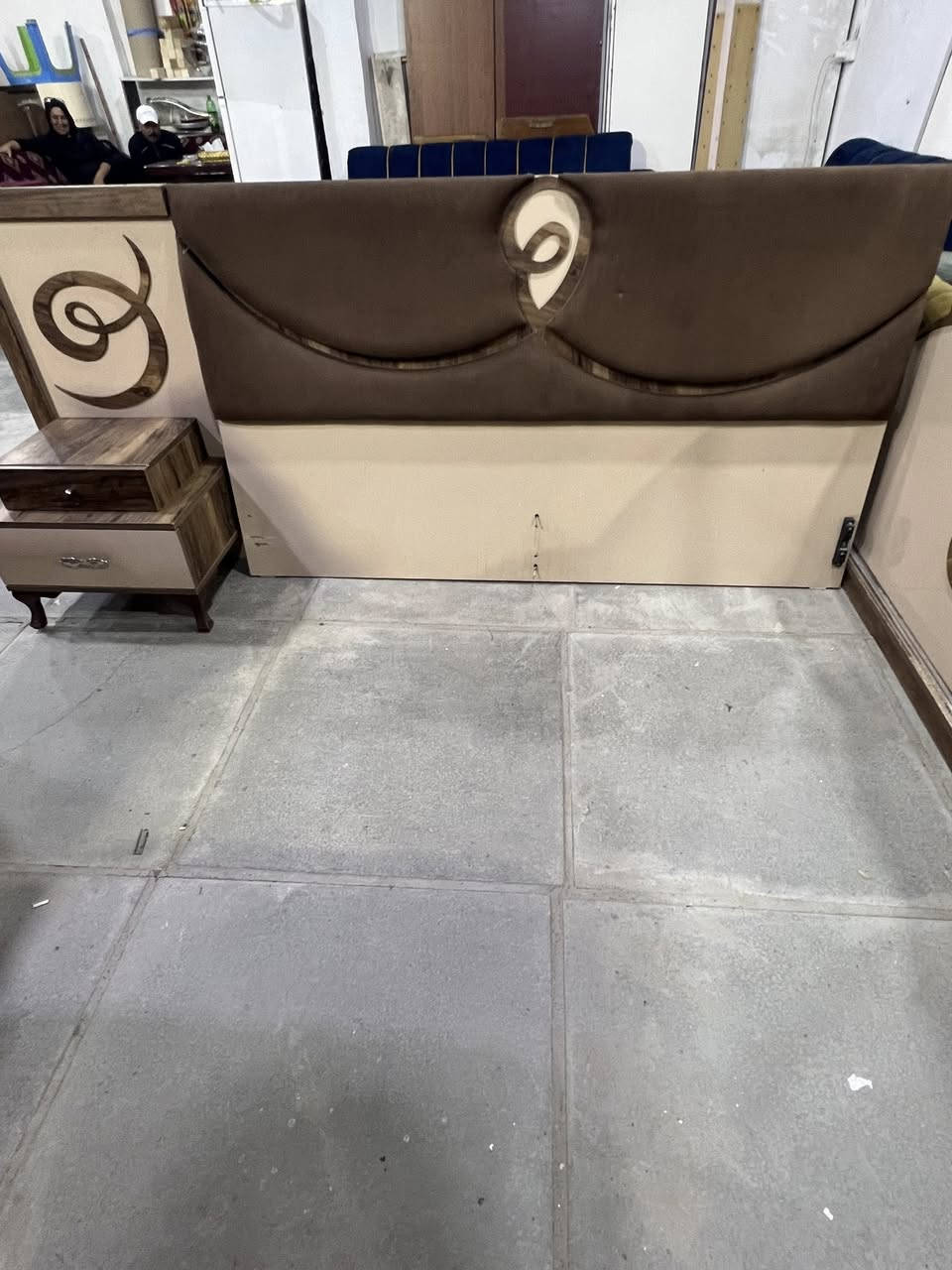 سلام عليكم غرفة تركية العنوان السيديه اضرارها بسيطه 5 قطع السعر300 وبي مجال بسيط الهاتف ***********.
