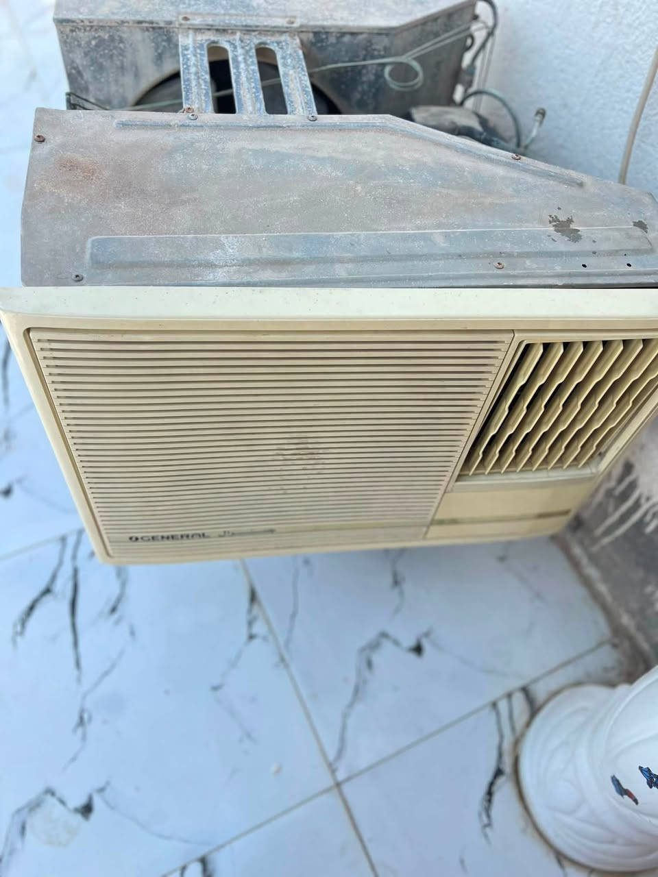 مكيف جنرال شغال بس هواء مو بارد السعر 150مكان القرنه
***********
