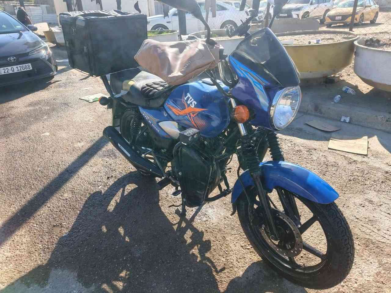 السلام عليكم حبايبي. 
دراجة TVS 150cc.
موديل 2023.
مرقمة رقم بغداد انكليزي تحويل ثاني يوم .
دراجة نظيفة وحلوة تخم تاير جديد كهربائيات كلها شغالة 
مكاني بغداد - الشرطة الخامسة. 
للتواصل *********** وبي واتساب .
