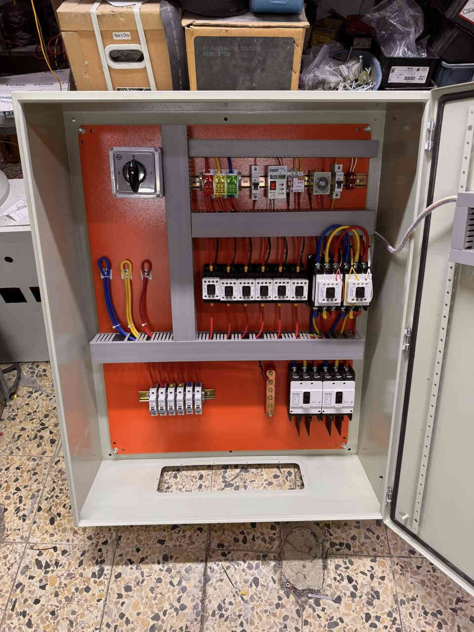 ⁨ الحمد لله 
تم اكمال لوحة سيطرة ATS 
ابعاد البورد 1000*800*250 
مرحلتين وطني + مولد ديزل 
اما الخروج عله ست كونتكترات لاجل سبالت سنكل 
بإشراف المهندس حسين علي 
لصناعه البوردات الكهربائية بشكل احترافي 
البصرة-***********
#كهرباء #العراق #basra #آلبصرة #cotrol #بغداد #اكسبلور #كربلاء #دوائر_كهربائية #تايمر_كهربائي #مهندسين #كهربائي #electrical #engineer #power⁩
