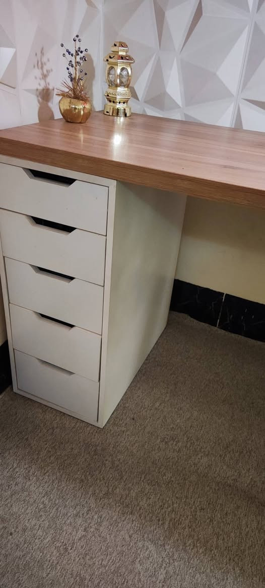 الكرسي انباع اجه الدور للميز ثقيل جدا
مشتري قبل سنة ب 300 الف بتصميم ايكيا ، جان اكو ارخص بس خشب كلاوات ، هذا خشب تكدر تصد بي طائرات B2  المهم السعر 175 الف مكاني نجف تجيني تاخذه واطيحلك سعر الكروة وشرط اركب اوباما مو كوستر حتى تجي براحتك


**إذا كنت صاحب هذا الإعلان وتريد حذفه لأي سبب، رجاءا أرسل رسالة إلى الدعم الفني**