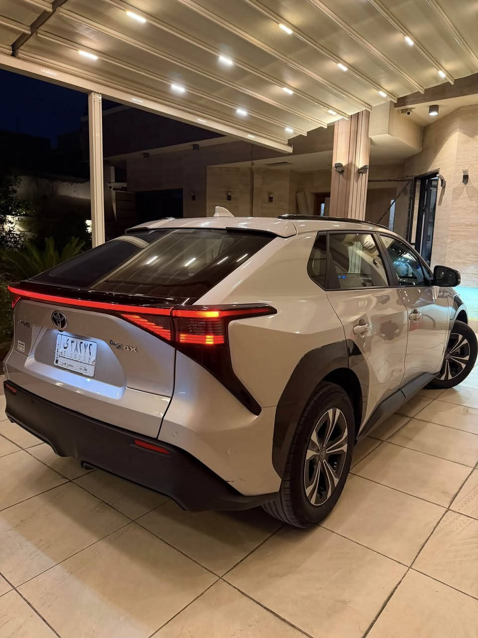 Toyota bz4x فول مواصفات
للبيع سيارة Toyota bz4x موديل
2022، كهرباء بالكامل، بأعلى
مواصفات (فول مواصفات) وحالة
ممتازة جدا والمواصفات صيني
• الموديل: 2022.
• المسافة المقطوعة: 31 ألف كم
فقط (شبه جديدة) واستخدامي الشخصي
• المدى (Range): تقطع مسافة تصل إلى 500 كم بالشحنة
الواحدة. ويتغير حسب ضروف الاستخدام
حجم البطارية:  (71.4 kWh في هذا الموديل) يجي وياها الشاحن المنزلي الخاصة بيها

المواصفات والرفاهية
. التصميم الخارجي: سقف بانوراما، مري جانبية شفط (أوتو)، نظام بصمة للدخول والتشغيل.
• المقصورة الداخلية: مقاعد جلد
فاخرة (كهرباء) مع نظام ميموري
لحفظ الوضعيات.
• الراحة: نظام تدفئة وتبريد للمقاعد والمقود لتوفير أقصى درجات الراحة في كل الفصول.
• النظام الصوتي: سستم صوت jbl العالمي لتجربة صوتية
محيطية ونقية.
• التحكم: كير ماوس متطور، وتبريد بتحكم عن طريق شاشة لمس ذكية.
الشاشة جبيرة والدقه والالوان ممتازه جدا   وتدعم Apple CarPlay و Android Auto لاسلكي عم طريق تحويلة فلاش

الأنظمة الذكية والأمان:
• الرؤية: كاميرات 360 درجة
محيطية تمنحك كشفا كاملا
للطريق.

أنظمة الأمان المتطورة (Toyota Safety Sense):
 رادار أمامي: نظام منع الاصطدام وتحديد المشاة (Pre-Collision System).
 تحديد مسار: نظام الحفاظ على المسار والقيادة الذاتية المؤقتة (Lane Tracing Assist).
 كشف النقاط العمياء (Blind Spot Monitoring):  
 رادار خلفي: للتنبيه عند الرجوع للخلف من السيارات المارة.

Auto Park مساعد القيادة: نظام •
(ركن ذاتي)، وAuto Hold لتسهيل
القيادة في الازدحام.
• الثبات: نظام نزول المنحدرات،
عزل السيارة ممتاز جدا والقياده سلسه وناعمه والي يريد يشوفه يجي وهلا بي
السعر ٢٤ الف دولار وبي مجال  للشراي
للاستفسار  : ***********
