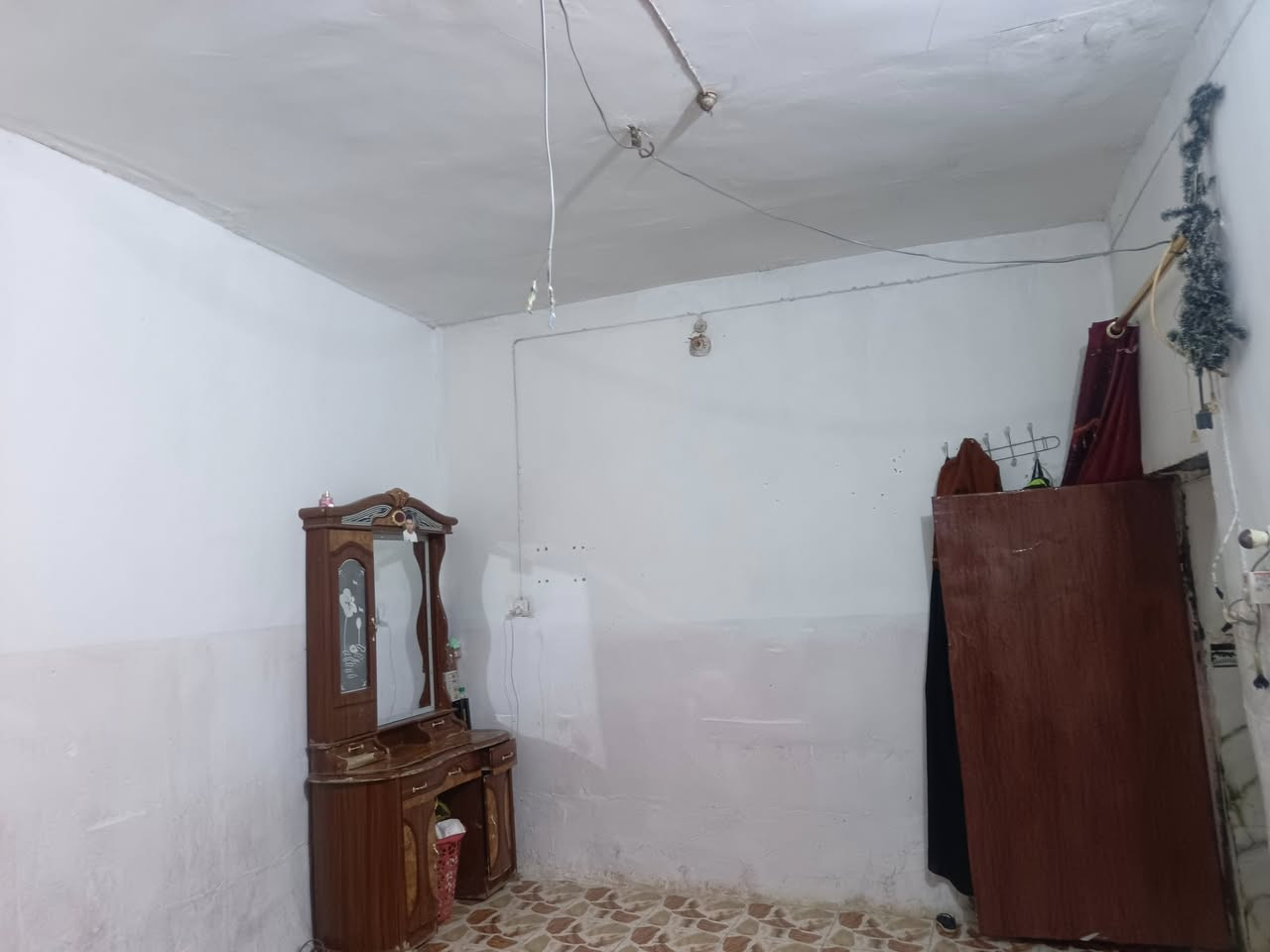 سلام عليكم بيت+عرصه تقريبا البيت معه العرصه 400متر الرضويه الخامسه خلف مدرسه البطولة 4شارع من الشارع العام بنيان قديم 
للتواصل اتصل على الرقم /***********/

