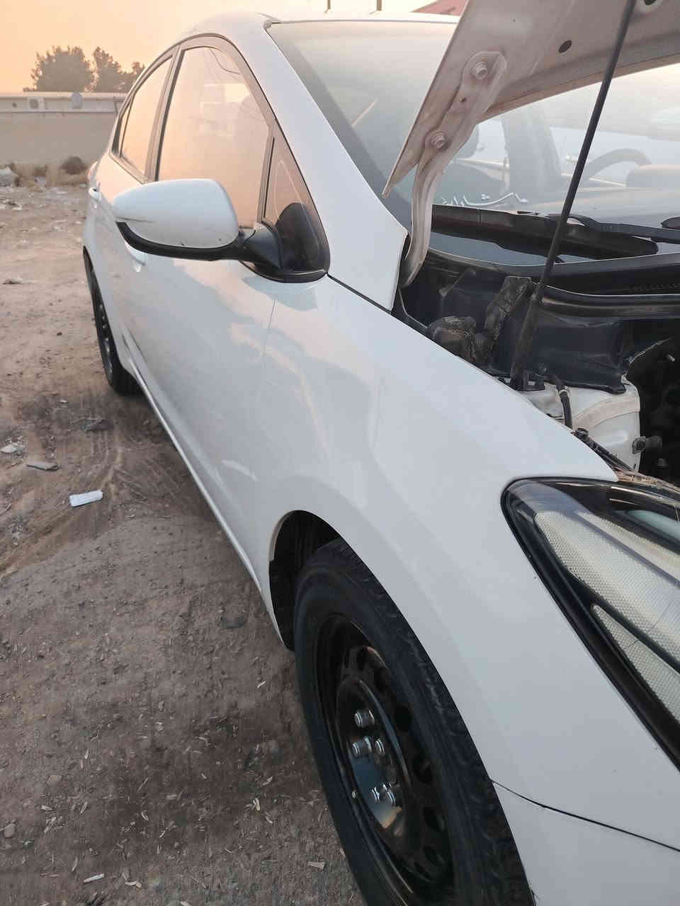 السلام عليكم سيراتو خليجي بدون صبغ بدون ضربه فقط رصعه بالبنيد مذكورة بالصور بسم عربي السنويه السعر 125 العنوان البياع الشرطه الخامسه ***********
