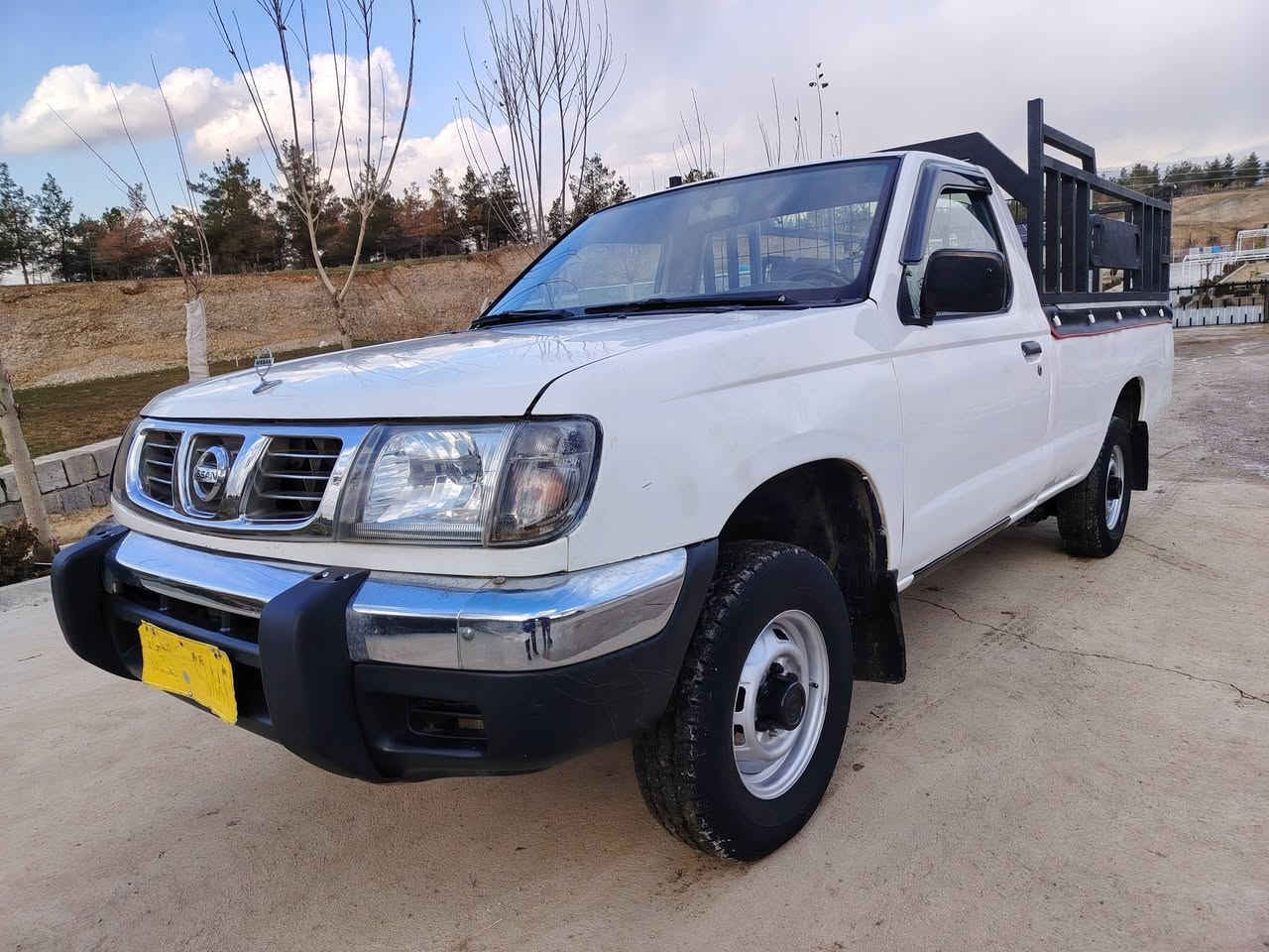 بەناوی خوای گەورە و میهرەبان
تکایە بیخوێنەوە هەموو شتێکم نوسیووە.
نیسان تاک 2001 علووج بۆ فرۆشتن
سەیارەکە نموونەی جوانییە و پێشی ئەڵێی شوشەیە
گێڕ و مەکینە و ئەکسلی بەشەرتی 10 فیتەر
سەرف و دوکەڵی نییە قەترە ڕۆن کەم ناکات
کامل پلێت و ڕەقەم شەنسی پێوەیە و متابیقە
جێ جێ بۆیاخی هەیە من بە حیزام دەیفرۆشم 
شەنسی زۆر پاکە و قەترە ڕزیوی نییە و ماڵی دۆستە
شوێن شارەزوور *********** یان ***********
