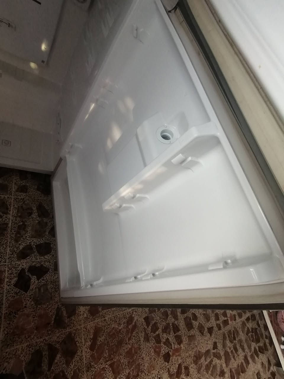 ثلاجه حديثه للبيع نوع سامسونك عالفحص والضمان عنوان النجف حي الوفاء كلش نضيفه اخت  الجديد *********** واتساب أو ماسنجر
