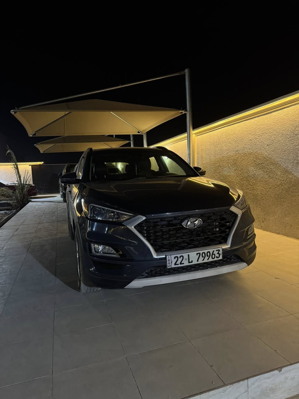 السلام عليكم
سيارة توسان للبيع وارد امريكي موديل ٢٠٢١ ضربتها بس بنيد مبدل 
تخم تاير جديد بانوراما كشنات جلد رادارات حساسات وبعد هواي مواصفات 
العنوان بغداد الاعلام رقم الهاتف *********** زيد
