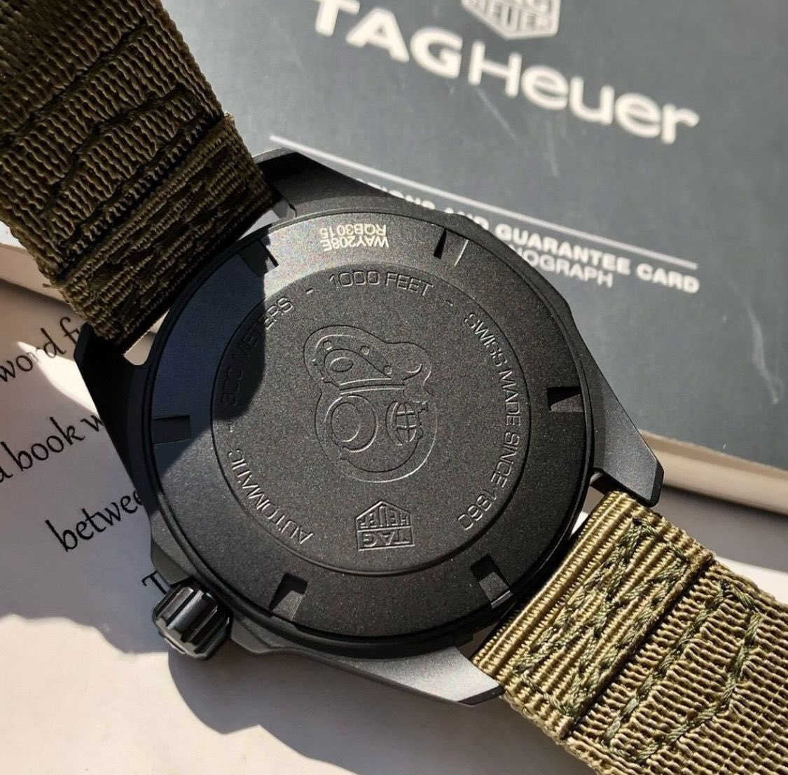 الموديل
• TAG Heuer Aquaracer Calibre 5

الحركة
 • أوتوماتيك (Automatic)
 • Calibre 5
 • احتياطي طاقة حوالي 38 ساعة

الهيكل
 • القطر: تقريبًا 43 مم
 • السماكة: حوالي 12 مم
 • المادة: فولاذ مقاوم للصدأ مع طلاء أسود (PVD)
 • الإطار (Bezel): دوّار باتجاه واحد، مخصص للغوص

المينا (الوجه)
 • لون أخضر عسكري
 • مؤشرات وعقارب مضيئة (Super-LumiNova)
 • نافذة تاريخ عند الساعة 3 مع عدسة مكبرة

الزجاج
 • كريستال ياقوت (Sapphire)
 • مقاوم للخدش

مقاومة الماء
 • حتى 300 متر / 1000 قدم
 • مناسبة للغوص الاحترافي

السوار
 • سوار قماشي NATO
 • قفل دبوسي

ميزات إضافية
 • تاج لولبي (Screw-down crown)
 • صناعة سويسرية🇨🇭

السعر اتصل على الرقم 
***********
