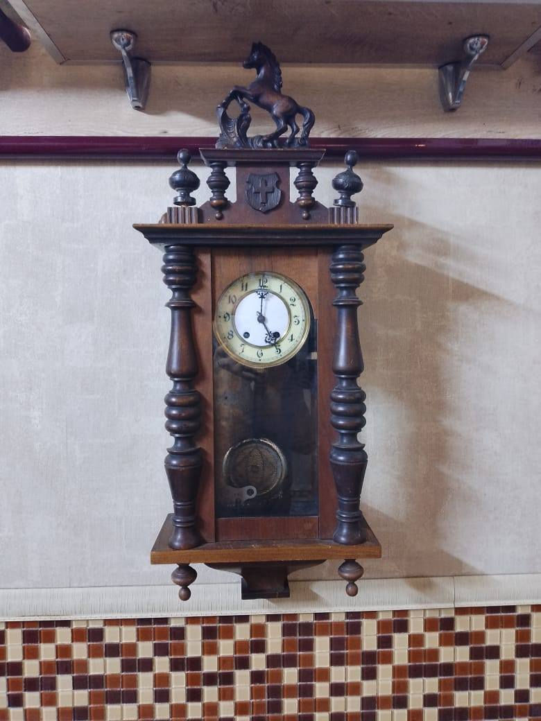 ساعه المانيه للبيع قديمه نظافه 100% العنوان بغداد رقم الهاتف***********
