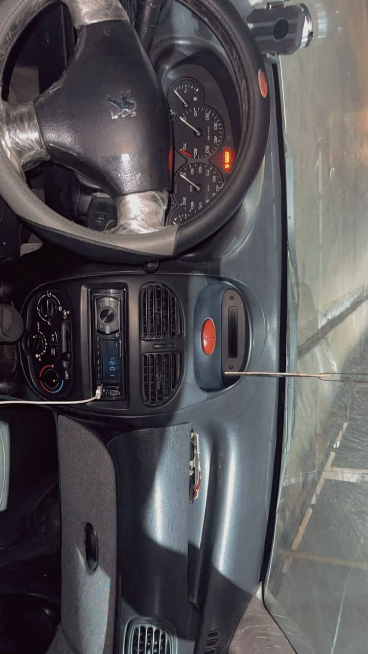 السلام عليكم بيجو 206/2009 بيها  صبغ بنيد جاملغ امامي واحد بدون ضربه تريد تحويل او وكاله *********** (بي واتساب)
