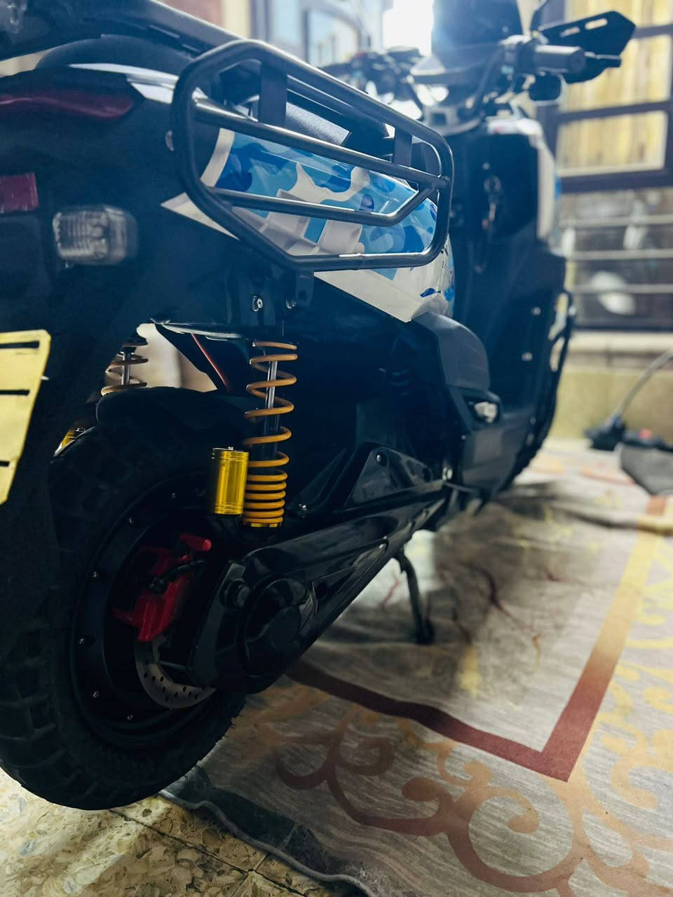 السلام عليكم ورحمه الله
حبايب دراجه اباتشي جبلي لون رصاصي 
دراجه جديده بحاله الوكاله ماشيه ١٩٠٠ بصمة +كارت +سويجين وياها صندوق ملف ٢٥٠٠ واط حقيقي ١٠٠/١٠٠ اربع سرع اشاير عالي ناصيف رماش بك بيها نظام tcs  يزيد عل سرعه ١٠ درجات (سبورت) سرعه 85 حقيقي السعر المطلوب مليون و150 وبيها مجال  الدراجه مكفوله من الشخط الرقم *********** واتس +رصيد موجود
