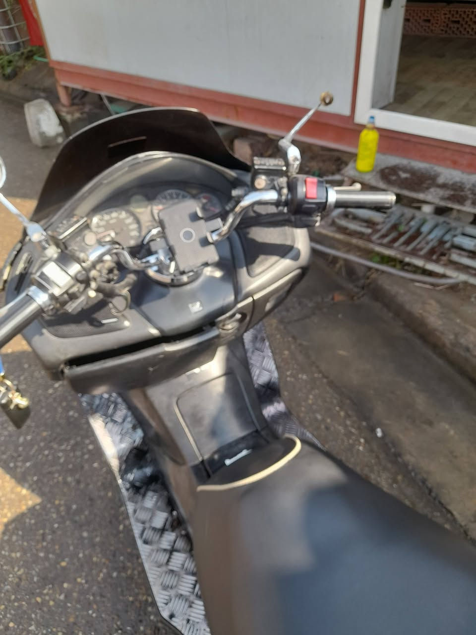 سلام عليكم فورزه للبيع بيه نواقص بصيطه السعر ٦٥٠ وبيه مجال مكاني حي لجامعه  ***********
