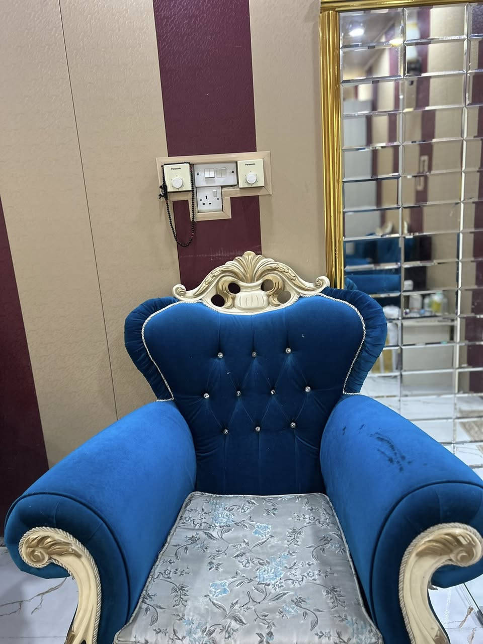 سلام عليكم تخم قنفات تركي قنفه كبيره و٤ كرسي مع طبله كبيره و٢ طبلات صغار 
اريده ب٣٥٠ بيع مستعجل 
يرهم ينباع نص تخم
للاستفسار اكثر ***********
