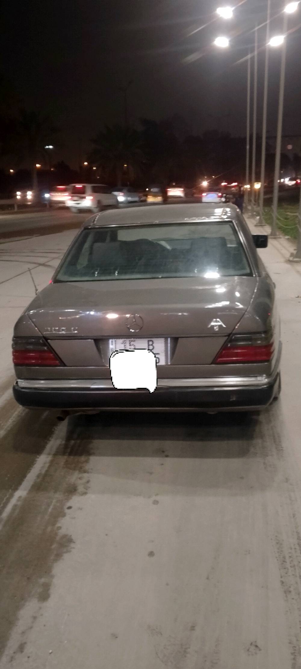 سيارة مرسيدس نظيفة وحديدها جديد. تستقبل صياغة حديثة داخلية وأضواء مميزة في داخله. حالتها العامة جيدة جداً وتناسب العائلة والاستخدام اليومي.