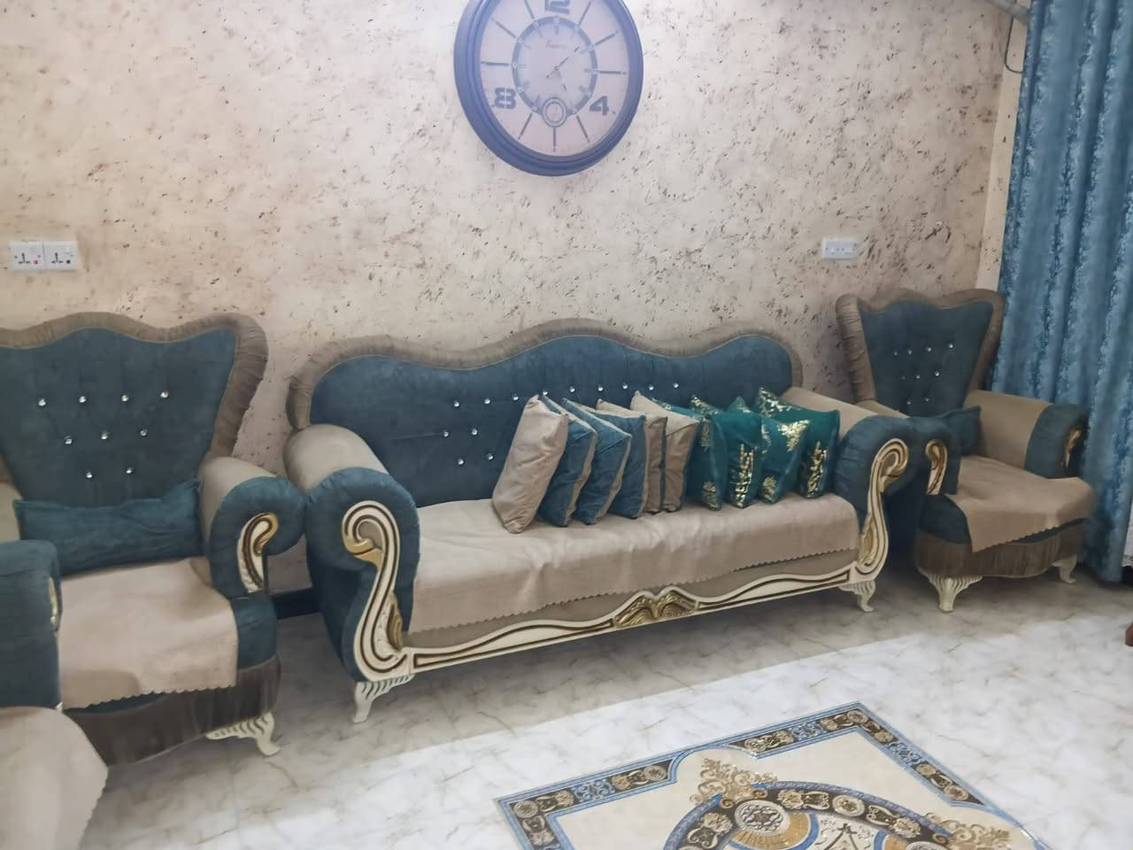 تخم 10 مقاعد نضيف نضافته 90/100
مكان بغداد الدورة سعره 475 بي مجال بسيط 

***********
