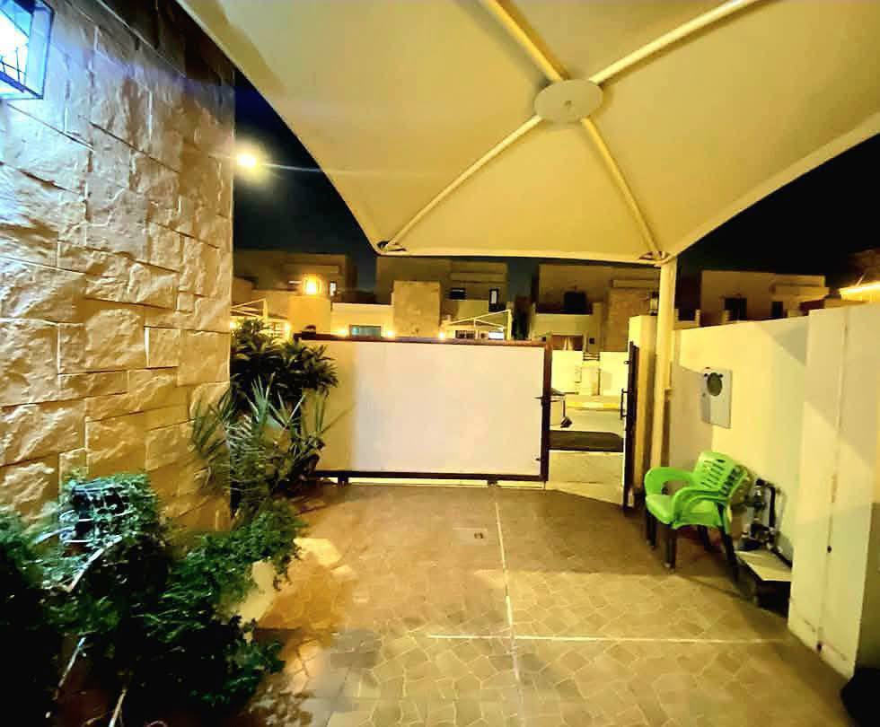 دار للبيع في مجمع بيتي الزون الثاني مساحه 220
موقع مميز قريب من الجامع والفلكه والاسواق 
السعر 13 شده وبي مجال للطيبين الكاونتر هديه   للأستفسار اكثر *********** واتساب ***********
