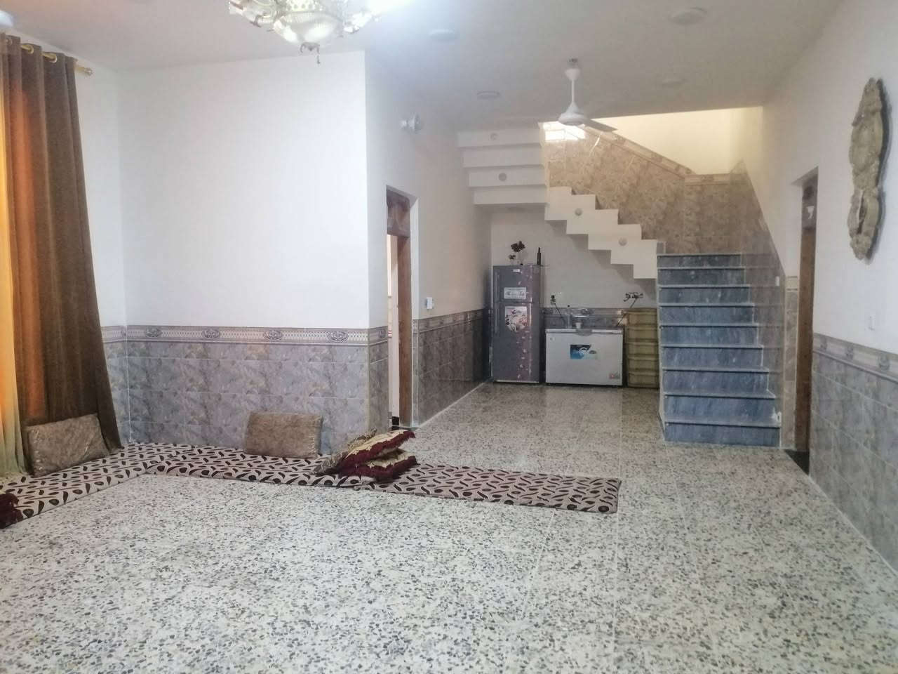 بيت للبيع في الفلوجه حي الشهداء بل٢٢ المساحه ٢٥٠ بناء طابوق حديث يحتوي على ٢غرف مع ستقبال ومطبخ وصاله وصحيات داخليه وخارجيه ارضيه كاشي شارع 10 السعر ١٤٠ مليون وبي مجال بسيط للاستفسار مراجعة مكتب القمه للعقار او الاتصال على الأرقام التاليه *********** ***********
