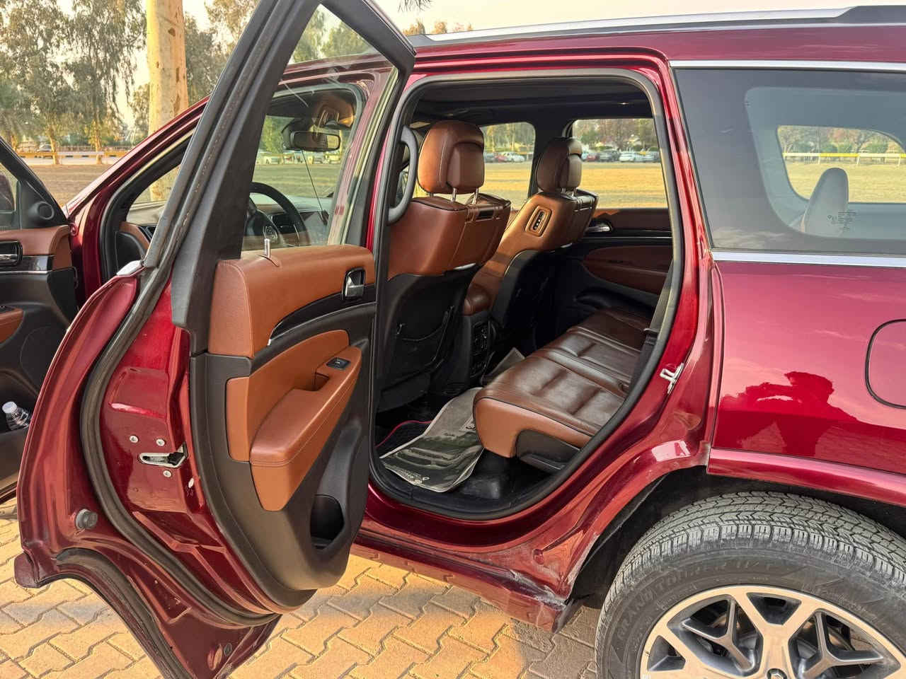 السلام عليكم سيارة جيب اوفر لاند بلس موديل 2021 خليجي وكاله هارلم اللون ماروني والداخل قرميدي. المحرك 3600 سي سي 6 سلندر دفع رباعي
ماشيه بحدود 63 الف رقم بغداد
 بيها كل المواصفات .جكات باربع ارتفاعات خمس وضعيات للقياده منها السبورت ثلاث شاشات وحده اماميه وشاشتين بالكشنات . تبريد وتدفئه كشنات وستيرن .كشنات كهرباء ويه ميموري .نظام صوت قوي . شاشه كبيره ويه نفيكيشن .دخول بصمه وتشغيل عن بعد .ستيرن كهربائي ويه تدفئه حساسات امامي وخلفي ونقطة عمياء رادارات وحساس مانع تصادم اضويه لد امامي وخلفي ويلات عشرين تخم تاير
السياره كلش نضيفه وتخبل
تايرات وصدر جديد قبل شهرين
ما بيها شي غير باب خلف السايق مصبوغ وصاير حادث بسيط موجود تقرير 
ومبدل عدسات لان ضوهه الاصلي ضعيف معروف الامريكي .سياره جاهزه للاستعمال ما تحتاج شي
سعر 3 دفاتر وبيها مجال ان شاء الله 
للتواصل 
‭0771 500 4958‬ المقدادية, ديالى
