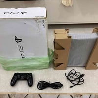 ps4 كامل الملحقات اون لاين نضيف السعر 200 الف 07810126021 وتساب متوفر