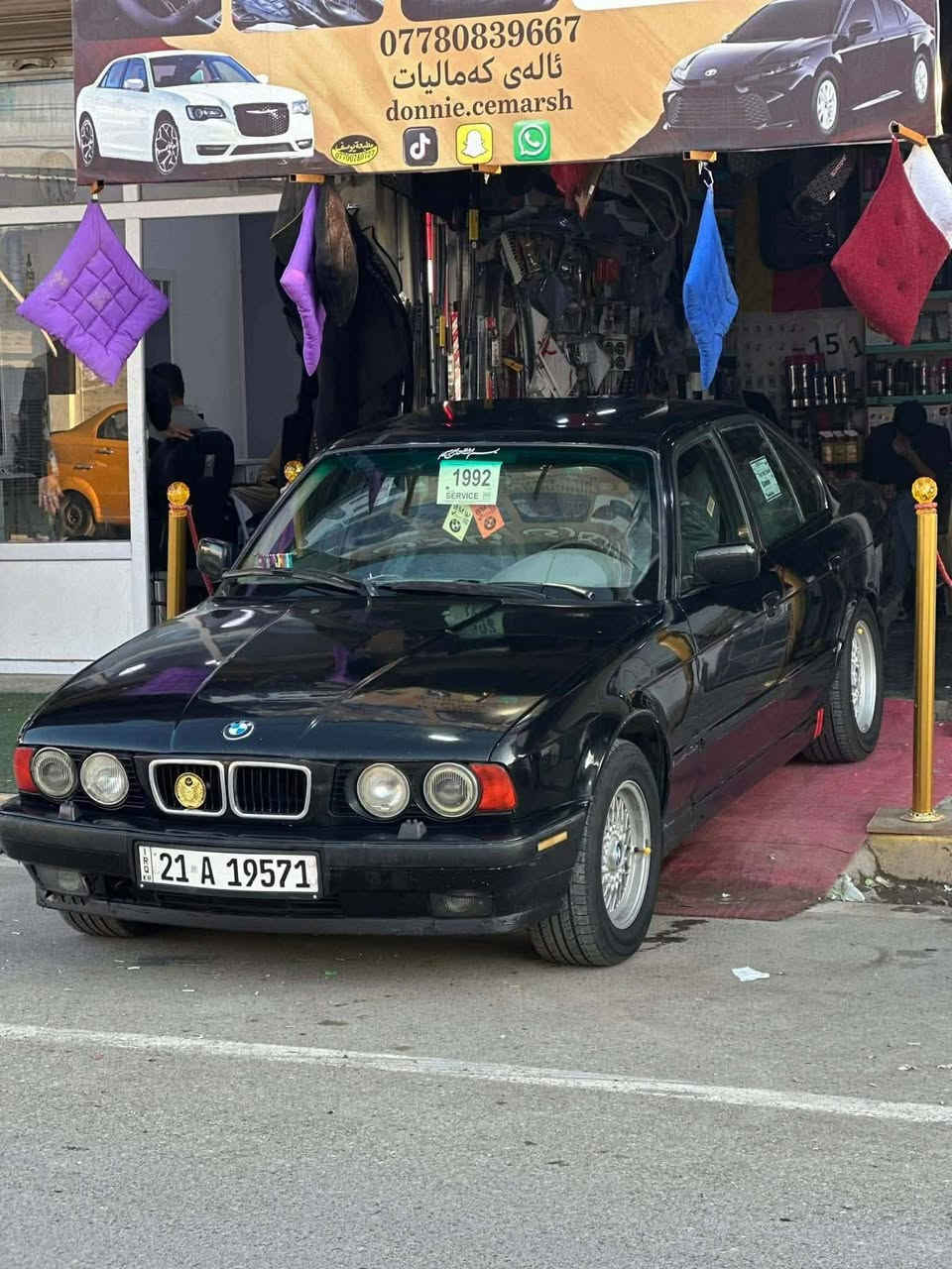 السلام عليكم اخوتي 
 BMW  1991 رقم سليمانيه 
 6مسكر اصل بليته وسنويه 
كير عادي 
لا تنقيص ولا تبخير 
تخم تاير وياله لا عواج ولا فطر 
تبريد تدفئه 
سنويه سقطت بشهر الرابع 
السعر 43وبيها مجال 
العنوان ديالى بعقوبه شارع المحافظه او البلده 
***********
