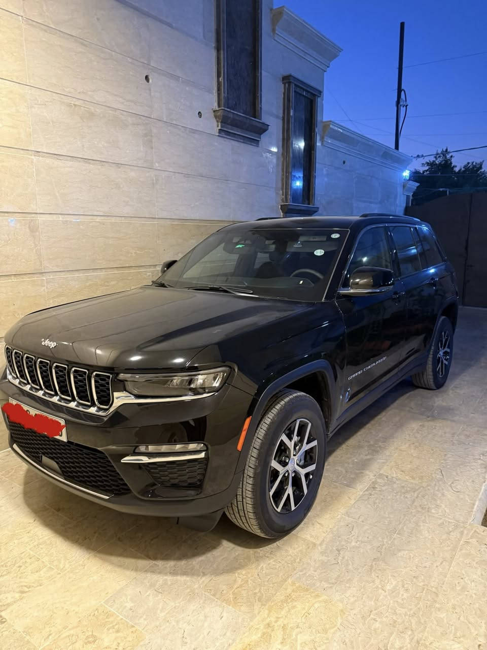 سلام عليكم 
جيب شيروكي 2024 فول مواصفات ما عدا الفتحه رقم أربيل 
ماشيه فقط 4000 زيرو وارد أمريكي حادث بس باب مبدل 
رادار امامي و خلفي 
صندوق كهرباء 
كشن السايق و الراكب كهرباء 
كير ماوس 
تدفئه تبريد 
تشغيل عن بعد 
بعد هاواي مواصفات سعر 350 مكان بغداد 
***********
