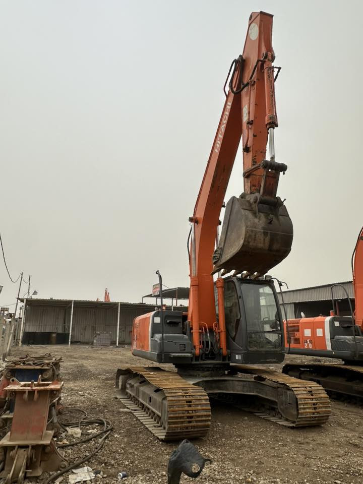 السلام عليكم 
للبيع حفاره زت ثري ٢٠٠٧ يابانيه ٢١٠ LC جاهزه للشغل محرك ومضخه تجفيت جديد 
رقم بغداد
للاستفسار ***********
العنوان الشوملي
