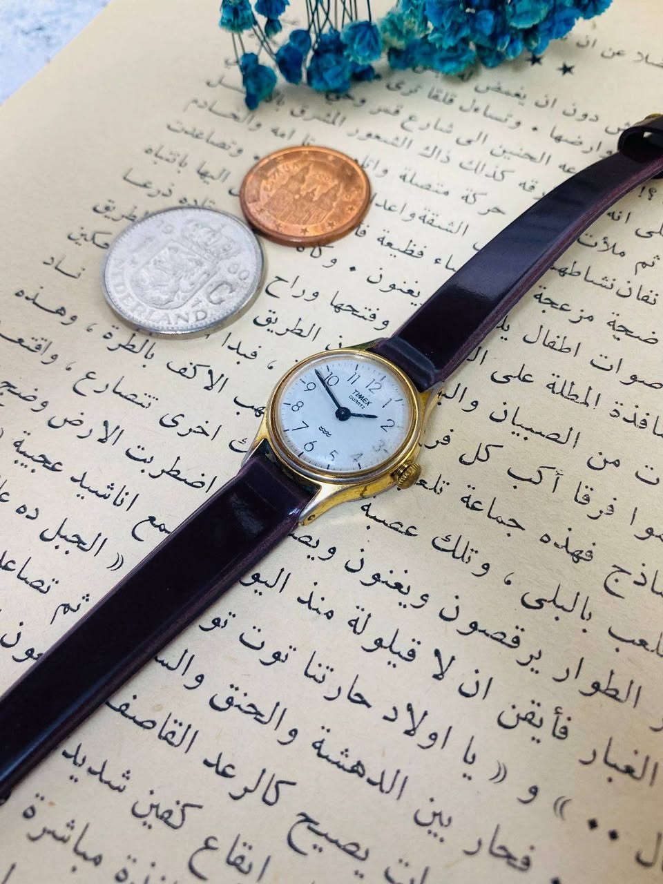 الفترة الزمنية التقريبية
هذه الساعة هي Timex Quartz نسائية، ومن المرجح أنها تعود إلى فترة الثمانينيات أو بداية التسعينيات. هناك علامتان رئيسيتان تشيران إلى ذلك:
1. شعار الأمواج (Wave Logo): الموجود فوق الرقم 6، وهو رمز استخدمته شركة تيميكس للإشارة إلى مقاومة الماء (Water Resistant) في تلك الحقبة.
2. تصميم المينا (Dial): يتميز بنمط "التصدع" أو الرخامي الخفيف (Marbled/Crackle finish)، وهو نمط جمالي كان شائعاً جداً في ساعات تيميكس خلال الثمانينيات.


**إذا كنت صاحب هذا الإعلان وتريد حذفه لأي سبب، رجاءا أرسل رسالة إلى الدعم الفني**