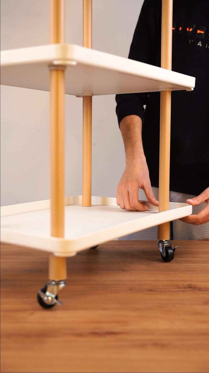 طاولة تخزين متحركة 3 طوابق مع عجلات ومقابض جانبية

الاستخدامات

تُستخدم كطاولة تخزين وتنظيم متعددة الاستخدام داخل المنزل.

مناسبة للمطبخ لحفظ الأدوات، الخضروات، أو أجهزة المطبخ الصغيرة.

مثالية للاستخدام في الحمام لتنظيم مستحضرات العناية والمناشف.

تصلح كعربة تقديم للمشروبات أو القهوة.

مناسبة لغرف المعيشة، غرف النوم، أو المكاتب.

يمكن استخدامها في الصالونات أو العيادات لتنظيم الأدوات.

المميزات

تصميم عملي بثلاثة طوابق يوفر مساحة تخزين كبيرة مع استغلال ممتاز للمساحة العمودية.

مزودة بـ 4 عجلات متحركة لسهولة النقل، مع ثبات جيد أثناء الاستخدام.

وجود مقابض جانبية علوية لسهولة الدفع والتحكم بالحركة.

رفوف بحواف مرتفعة تمنع سقوط الأغراض أثناء التحريك.

مصنوعة من خامات متينة وخفيفة الوزن.

تصميم أنيق بلون محايد يناسب مختلف أنماط الديكور.

سهلة الفك والتركيب بدون الحاجة لأدوات معقدة.

المواصفات الفنية:

- عدد الطوابق: 3

أبعاد المنتج:

- الطول: 50 سم
- العرض: 35 سم
- الارتفاع الكلي: 85 سم
- الارتفاع بين كل رف والآخر: 30 سم

محتويات الصندوق

3 رفوف تخزين.

أعمدة التثبيت.

4 عجلات متحركة.

مقابض جانبية.

مسامير وملحقات التركيب.

مفتاح تركيب.

دليل تركيب.

الملاحظات

قياس الكارتون:

- الطول: 58 سم
- العرض: 10 سم
- الارتفاع: 39 سم بغداد, العراق


**إذا كنت صاحب هذا الإعلان وتريد حذفه لأي سبب، رجاءا أرسل رسالة إلى الدعم الفني**