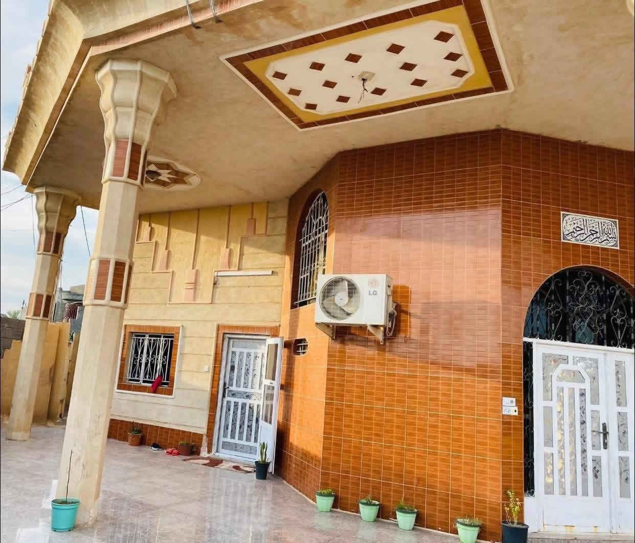 بسم الله الرحمن الرحيم
دار للبيع ركن

المساحه 400

طابو صرف 

بناء طابوق 

رباطين 

بناء عالي عن الشارع 

يتكون من ثلاث غرف +استقبال+ وكيندور + صاله كبيره

ترك داير البيت  

مطبخ 5x5 

صحيات داخليه وخارجيه 

كراج ومخزن خارج البيت 

مع حديقه 

سيراميك ارضيه وجدران 

4 سبالت مع البيت 

الموقع الخالديه منتزه القمه الترفيهي  بلقرب من الشارع العام 

السعر 90 مليون وبي مجال

الرقم 

***********
