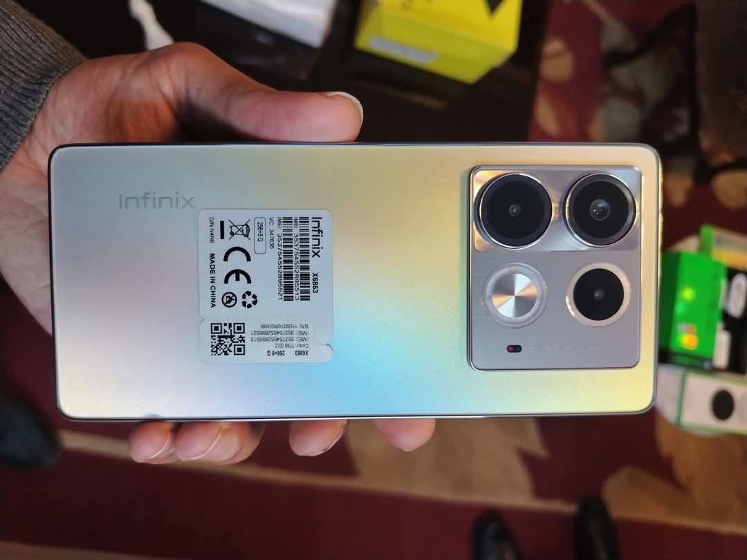 سلام عليكم ) سعر 130   هذا الهاتف هو هاتف Infinix Note 40.يأتي الجهاز بشاشة AMOLED مقاس 6.78 بوصة وبمعدل تحديث 120 هرتز.يعمل الهاتف بمعالج MediaTek Helio G99 Ultimate (في نسخ 4G).يحتوي على كاميرا خلفية رئيسية بدقة 108 ميجابكسل.يدعم شحناً سريعاً بقدرة 45 واط وبطارية بسعة 5000)‏‪***********‬‏)
