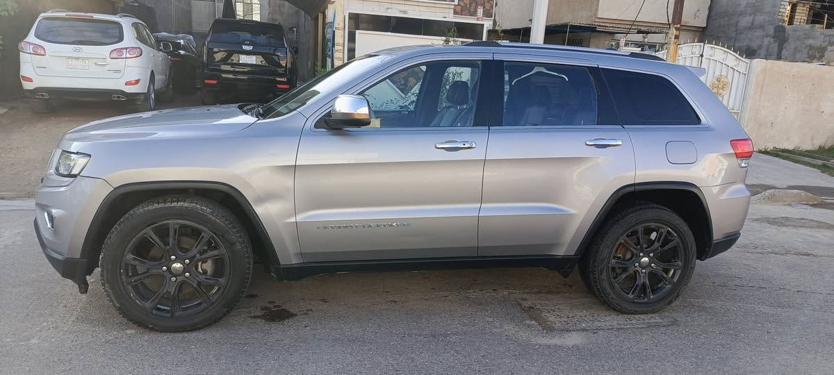 السلام عليكم .
جيب لاريدو 2014 كلين بدون ظرر بدون صبغ.

بالعراق صار بيها ربع جاملغ امامي صبغ فقط .
كشنات جلد 
گير ماوس 
ويل كروم 
كاميرا 
تحكمات ستيرن 

السعر 195 ورقه .

***********/غير متواجد على الفيس .
