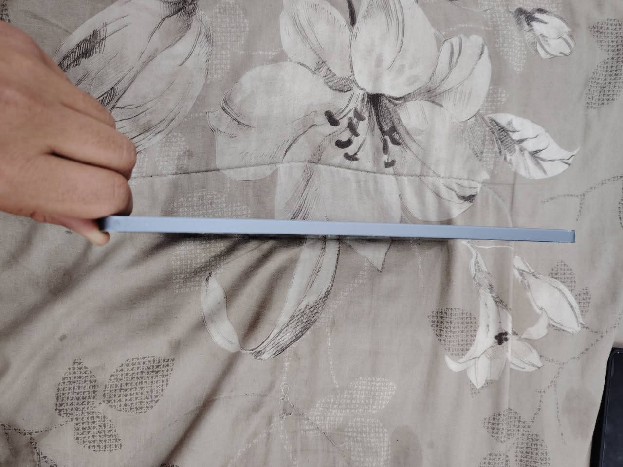 هواوي ميت باد 11.5 جهاز نضيف فقط مبدل شاشه شرط وكالة اصليه بضمان بي بعض الشخوط في الشاصي ولكن ما مأثر جهاز قوي ومرتب احدث نضام بي من هواوي بطاريتة وغراضه كلهن علبلاد مفولات مكاني (بغداد الشعب )(السعر~~ 180 الف ) للعلم الجديد حاليا ب 350 الف   رقم للتواصل ***********
