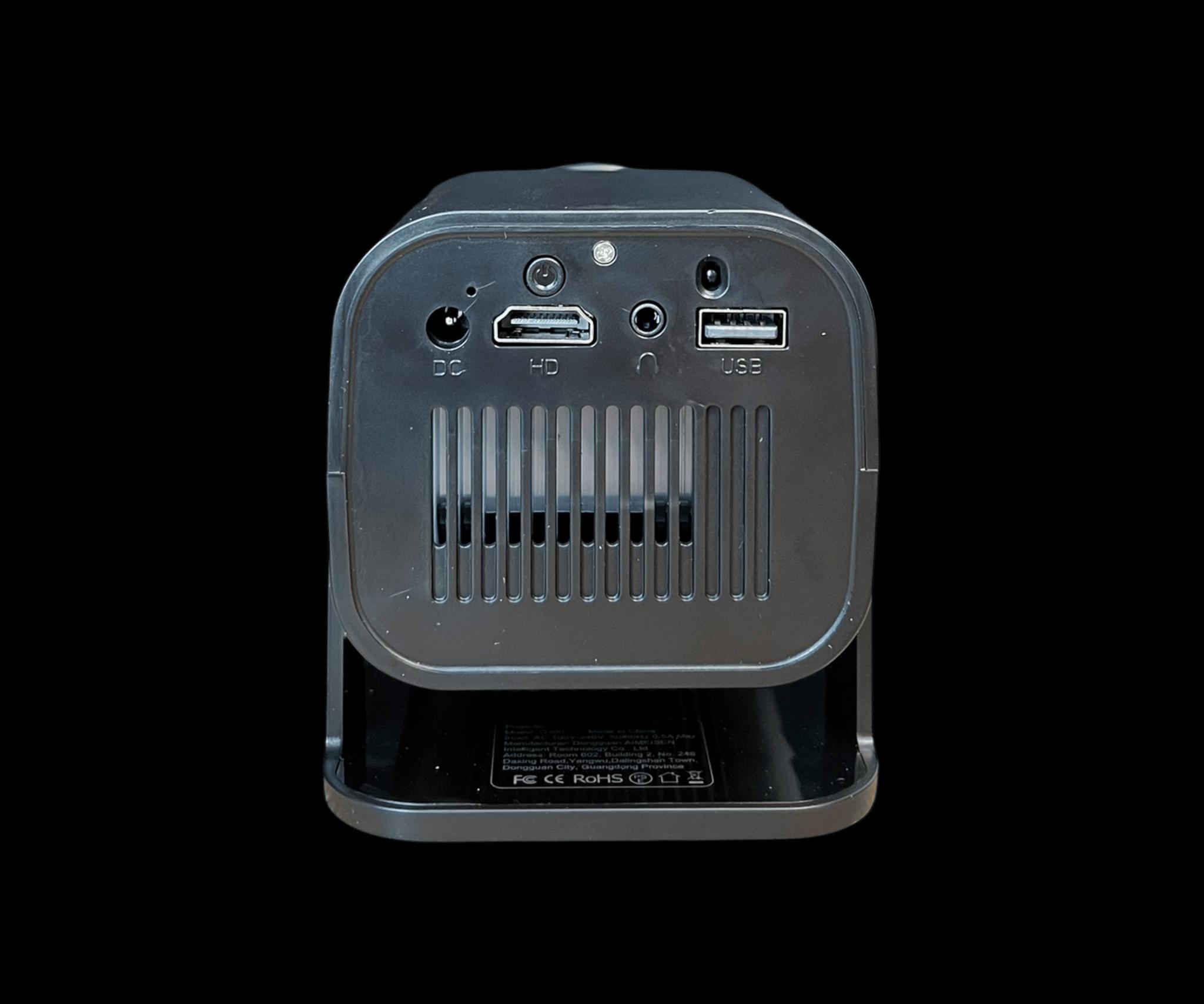 داتا شو للبيع ب 60 الف ، التوصيل لبغداد 3 آلاف و المحافظات 5
المميزات 

تقنية عرض: LED. 

دقة مدعومة: HD  Full HD (يدعم Ultra HD input). 

عدسة مطلية بطبقة Highlight Coating Lens لتحسين وضوح الصورة. 

منافذ: 

- HDMI (HD)
- USB
- DC Power
- AUX 3.5mm (سماعات) 

عجلة تركيز يدوية لضبط وضوح الصورة. 

إمكانية تدوير الجهاز وتغيير زاوية العرض. 

يدعم صيغ الوسائط: 

- فيديو: MP4  AVI  MOV وغيرها
- صوت: MP3
- صور: JPG  PNG
- نصوص: TXT 

يعمل على كهرباء مباشرة عبر محول طاقة. 

طول سلك الكهرباء: 140 سم. 

ريموت كنترول للتحكم الكامل. 

نظام تبريد داخلي بفتحات تهوية جانبية.
حجم صغير وسهل الحمل. 

علبة كرتون أصلية 

(يعمل بالكهرباء المباشرة).


**إذا كنت صاحب هذا الإعلان وتريد حذفه لأي سبب، رجاءا أرسل رسالة إلى الدعم الفني**