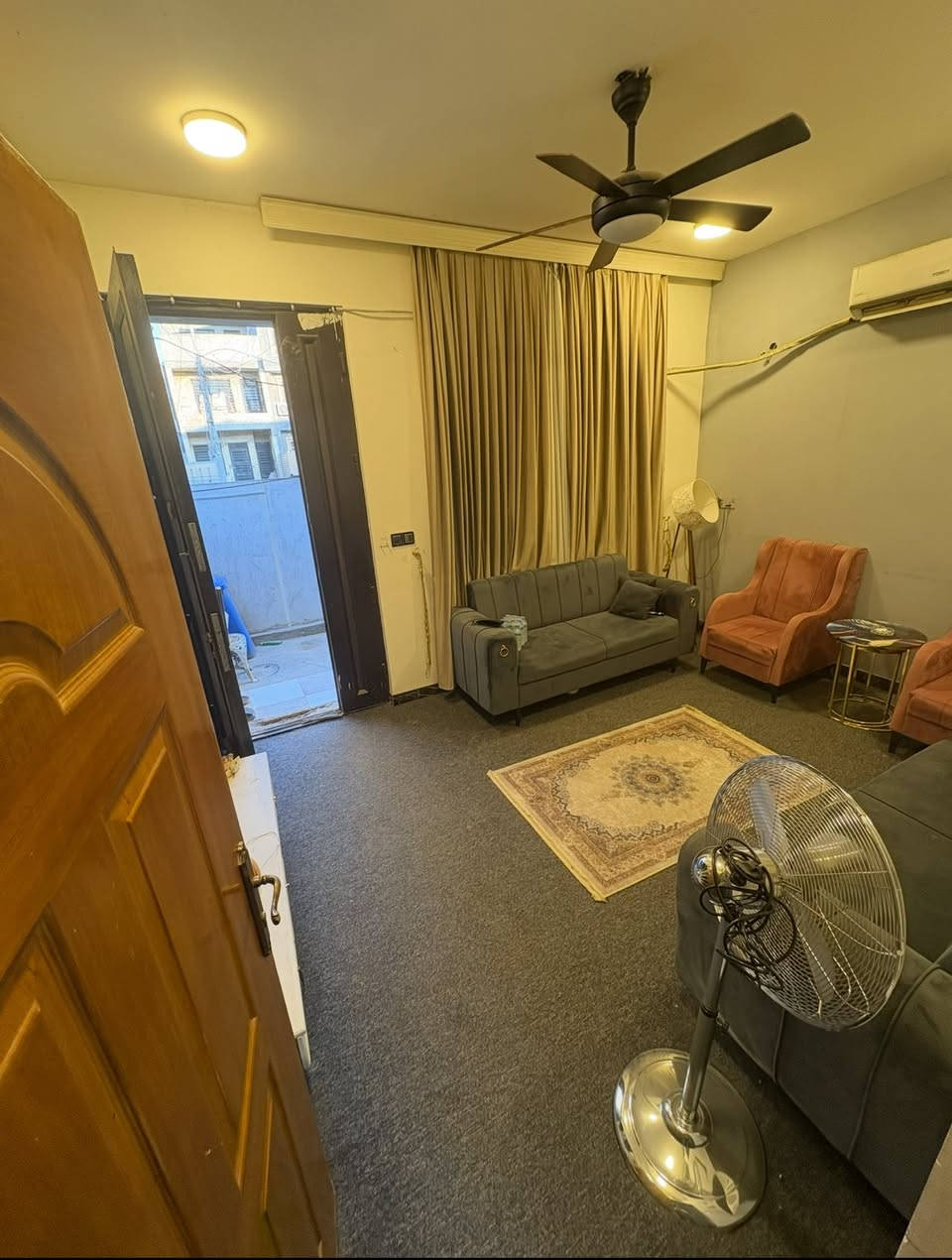 السلام عليكم اخوان عندي تخم قنفات خفيفه نضاف ٨ مقاعد رايدهن قفل ب ٧٥ مكاني الدوره فقط ذني الصور عندي الي تفيده يتصل ***********
