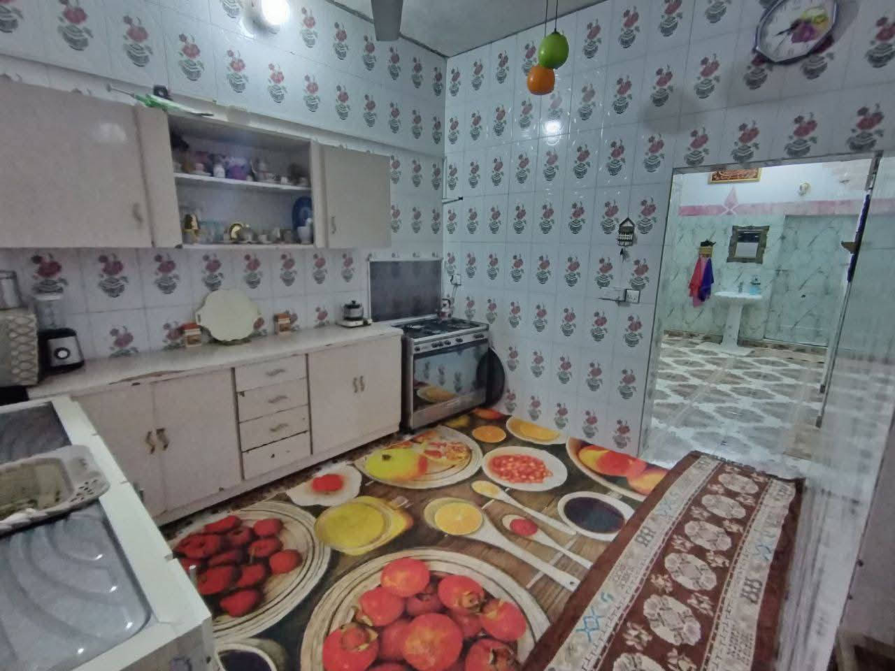 مشتمل ١٠٠ متر مربع طابقين ثلاث غرف نوم استقبال مطبخ سيرميك مجاري كامله البناء بلوك السقف صب مرقم بلديه مشمول بالطابو شارع عميد جادر   السعر ٤٣ وبيه مجال علما البيت فارغ حاليا للاتصال ***********
