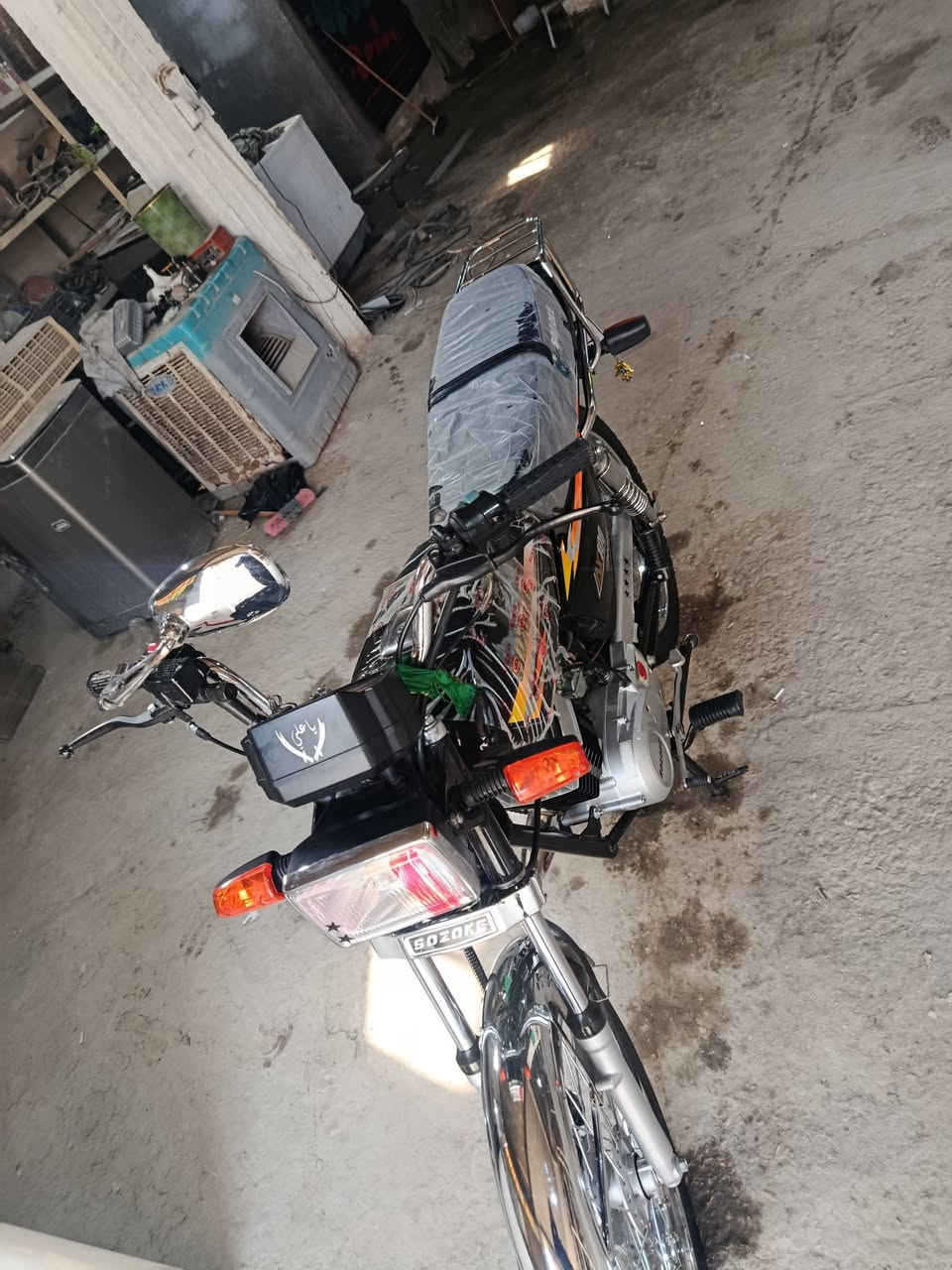 سلام عليكم ورحمة الله
سازوكي اربعه كير  خبط ياباني

دراجه جديدة استعمال شخصي 

ماشيه 28 الف 

اخذته من الديوانيه بدون اوراق بس مكاتبه المكتب مال الوكيل 

السعر 1200وبيه مجال 

المكان طوريح الهنديه 

الرقم.  ***********
