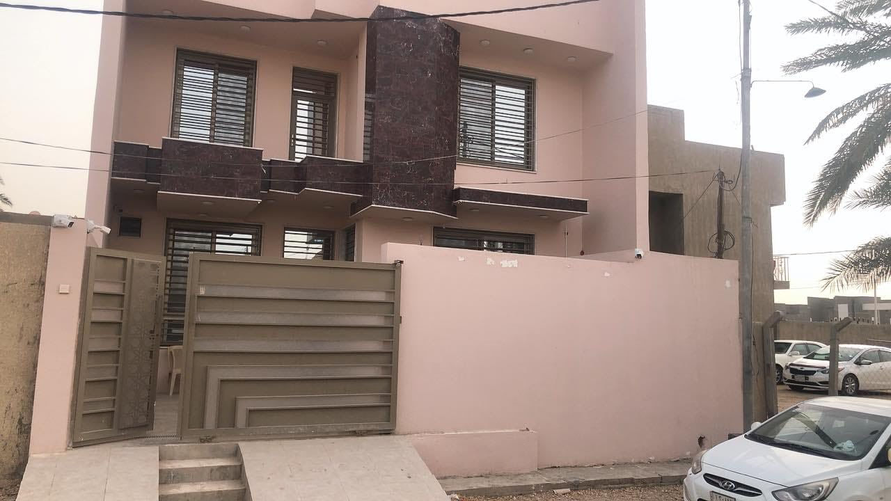 يوجد بيت طابو صرف مساحته 220 متر على الشارع الخدمي حي الضباط حديث البناء مزود بسند مبني بالمرمر درجه اولى ثلاث طوابق فيه غرفتين نوم بالطابق السفلي وثلاث غرف نوم بالطابق الثاني الاتصال على الواتساب ***********
