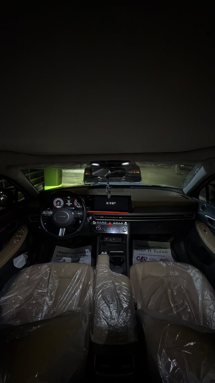 سلام عليكم للبيع هيونداي سوناتا 2024 خليجي محرك 4 سلندر  2.5 DGI  تنفس طبيعي ماشيه 20 الف كيلو . 
السيارة جديدا جدا في حالة الوكاله كفاله عامه عدا شبرين بارد بين الباب والجاملغ الخلفي عكس السائق فقط 
مواصفات السيارة
 فول شاشه متصلة. بانوراما. مقاعد جلد وكهرباء بلكامل .داخل جملي. حساسات امامي خلفي. كامره دوار. دخول. ذكي بصمه تشغيل عن بعد. تبريد لمس .ابل كار . نضام صوتي 9 سماعات. ستائر خلفيه. صندوق ذكي. تبريد قطعتين .ويل حجم 18. إنارات داخليه متغيره. ترحيب بل مري. مري كهربائي. شفتات ستيرن. اوتو هولد .كشافات ضباب وضعيات قياده 5 وبعد بيها هواي مواصفات 
السيارةبلحقيقة احلى بهواي ونضيفة وجديدا جدا بانزين فقط محسن دهن فقط بل وكاله والسيارة استخدم شخصي فقط على ايدي من الوكاله .السيارة رقم بغداد ومكانها بغدادصليخ 

السعر 235 وبي مجال بسيط . 
للتواصل رسائل على الواتساب فقط 
***********
