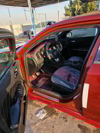 سيارة دودج تشارجر لون خمري للبيع. السيارة نظيفة ومصانة بشكل جيد من الد...