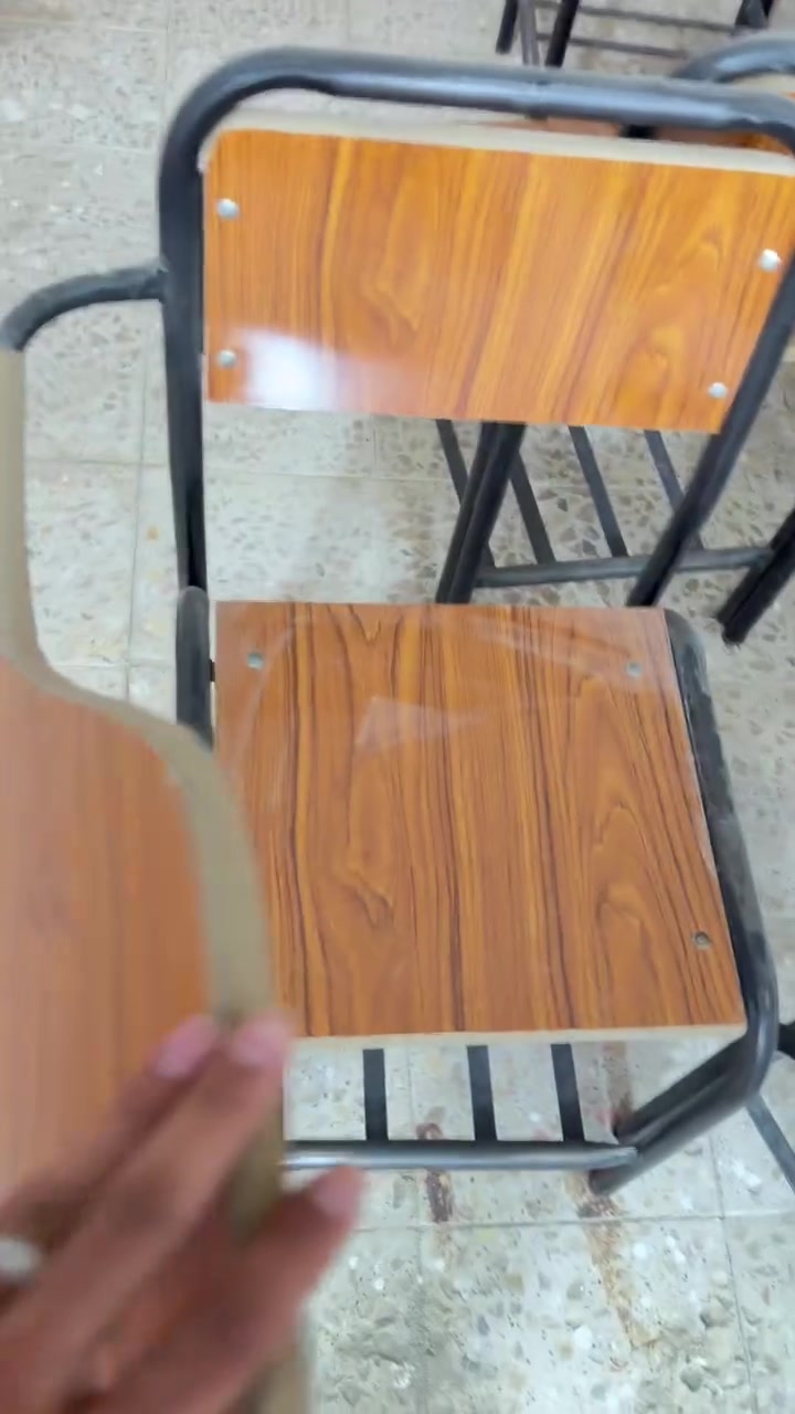 ستولات مدرسية كلش نضيفات والحديد الثقيل الاستول ب١٧ مكانهن نجف  ***********
