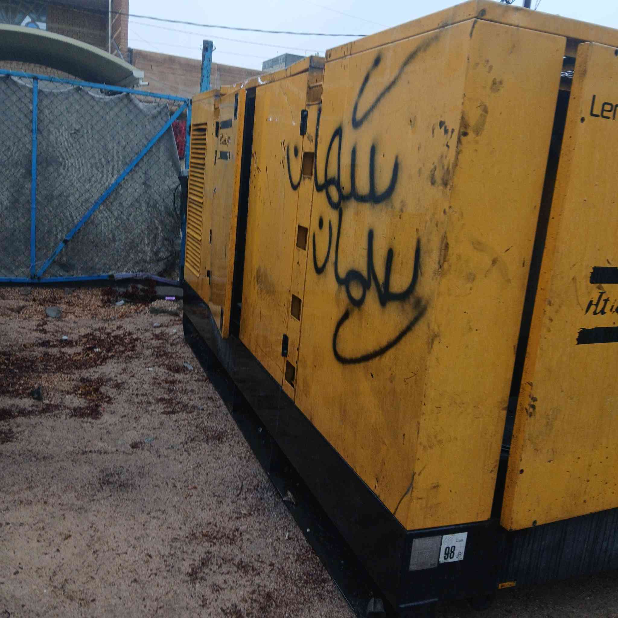 كاتم للبيع طول ٤ متر  ارتفاع ٢متر العرض ١٤٠   السعر ١٢ ورقه  مكان نجف  ***********
