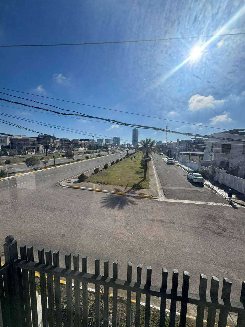 بيت ركن للبيع في مارينا ستي #موقع_مميز 
المساحة :- 336 متر صفر مبني جديد   
على شارع سايدين ( واجهة شارع + واجهة مقابل حديقة ) 
٥ غرف ( ٣ غرف سویت ) - استقبال - صالة داخلية - مطبخ 
العنوان : على طريق كوية الرئيسي مقابل فلوريا ستي
-----------------------------------------
خانووى روكن بۆ فرۆشتن لە مارینا ستی 
ڕووبەر :- 336 مەتر سفر 
له سه ر جووت سايد وپيش حديقه 
پێکهاتووە لە :-
٥ ژووری نوستن  ،، هۆڵ ،، دیوەخان ،، چێشتخانە  ،، ٢ گەرماو   ،، حەدیقە و گەراج
ناونیشان :  رێگای کۆیە بەرامبەر فلۆریا ستی
.........................
***********
***********
*********** أربيل, العراق
